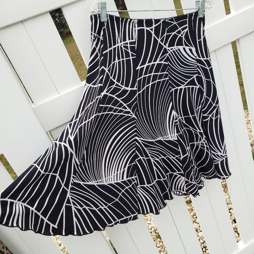 💋3/$20 SALE!💋Molly & Maxx Swirly Cute Skirt - Picture 1 of 8